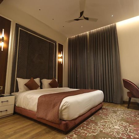 The Ramayana Hotel, Ayodhya Exteriör bild