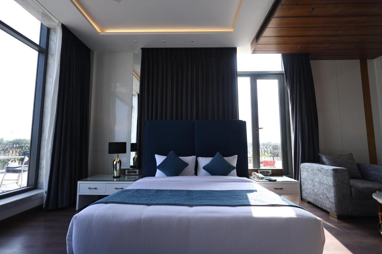 The Ramayana Hotel, Ayodhya Exteriör bild