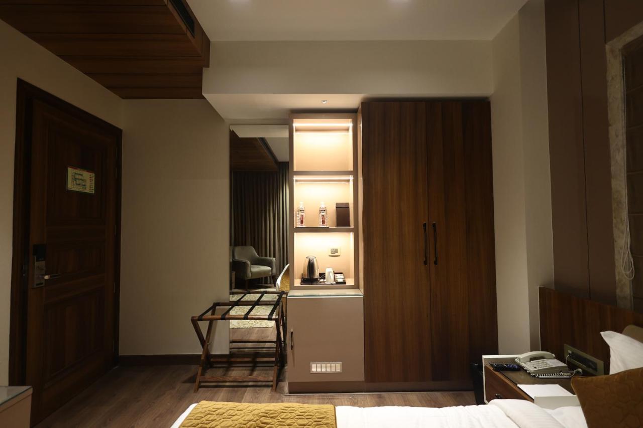 The Ramayana Hotel, Ayodhya Exteriör bild