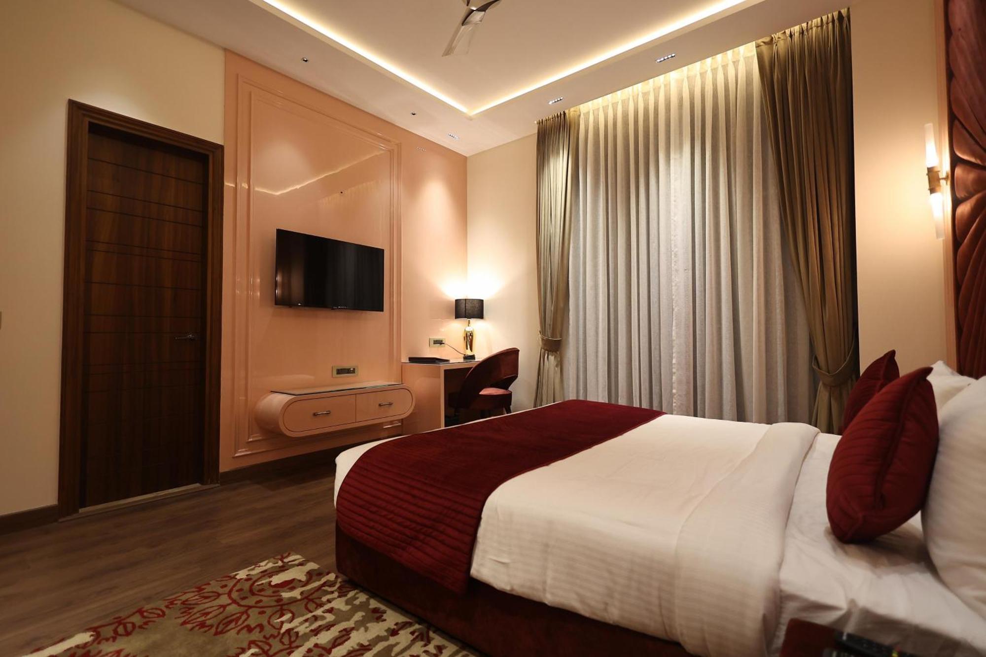 The Ramayana Hotel, Ayodhya Exteriör bild